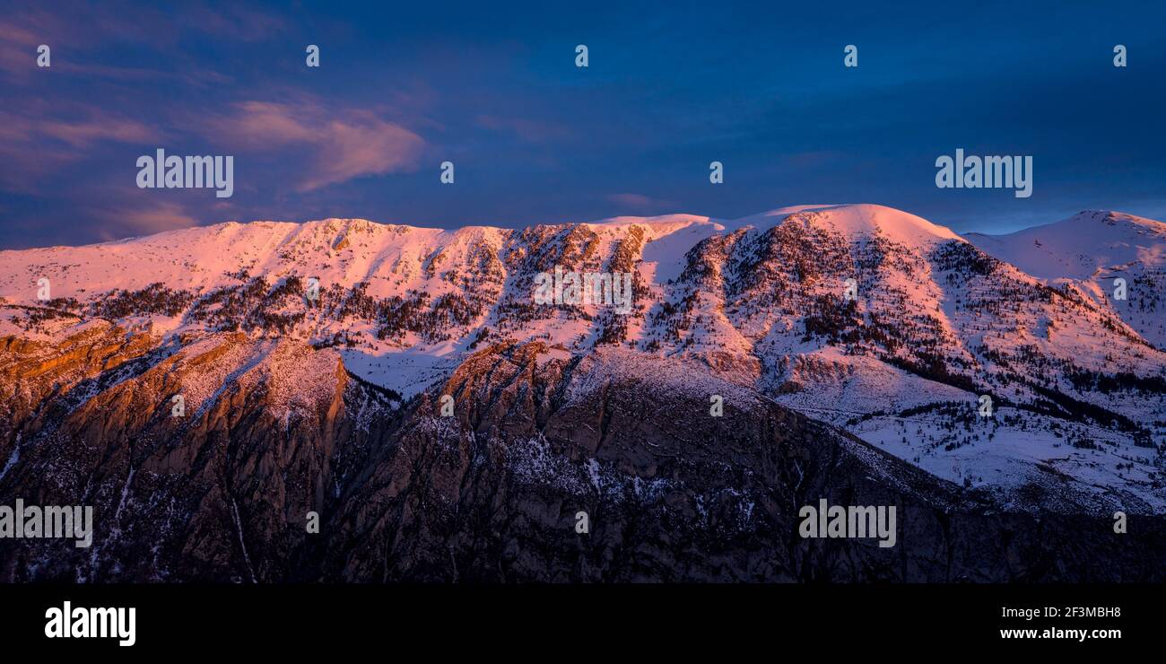 High level snowfall in country hi-res stock photography and images - Alamy