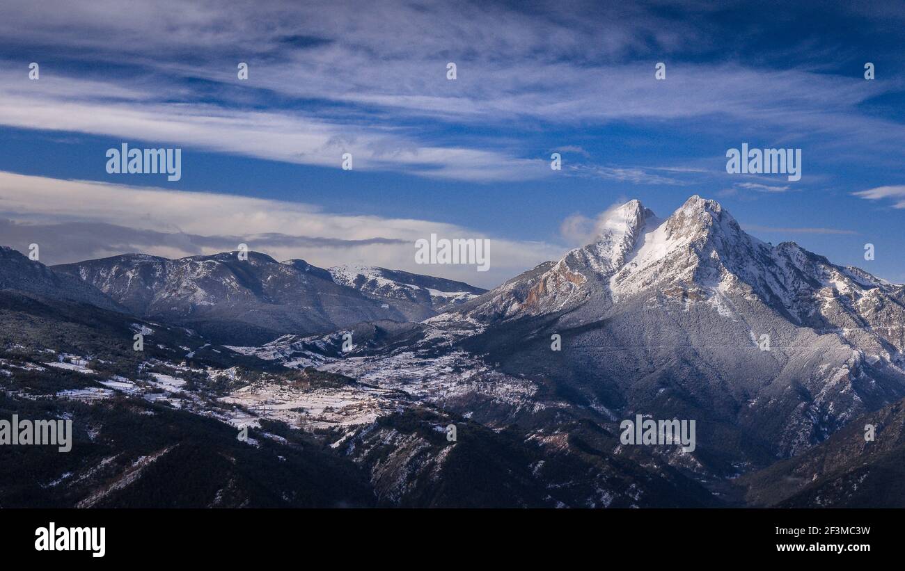 Pedraforca seen from Turbians, in Gisclareny -Berguedà-, after a winter snowfall (Barcelona province, Catalonia, Spain, Pyrenees) Stock Photo