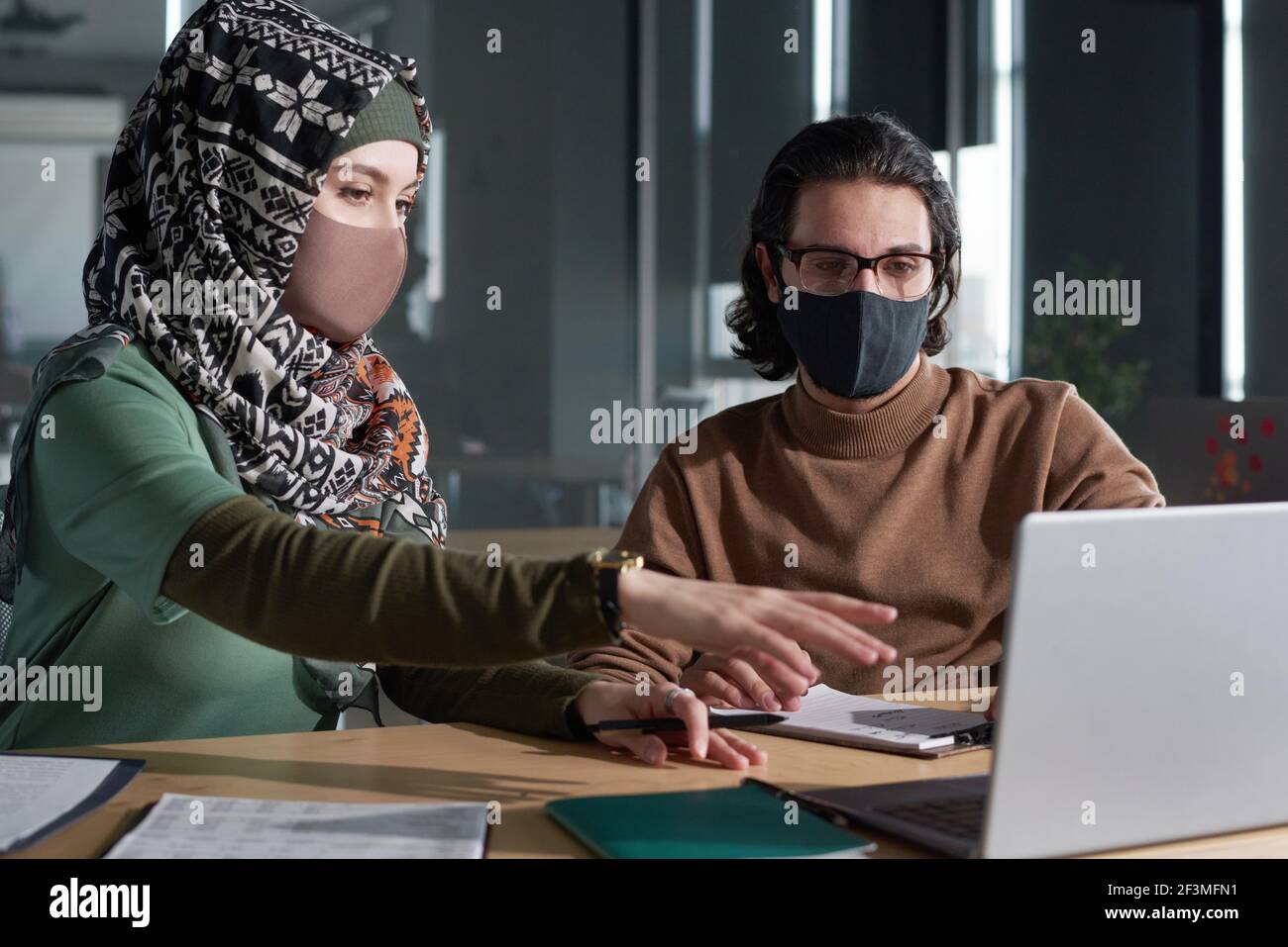 Office mask meeting muslim hi-res stock photography and images - Alamy