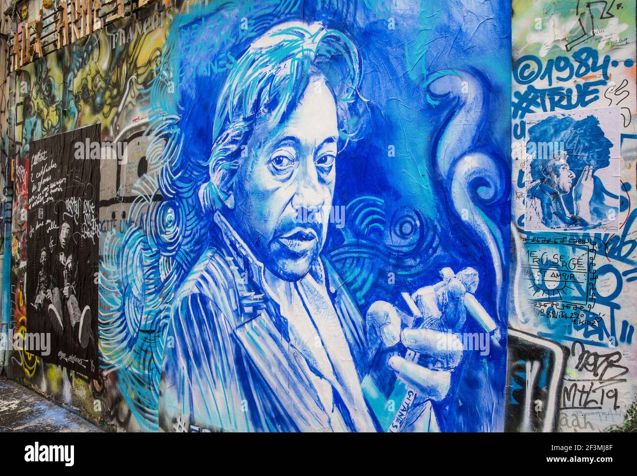 THE FRENCH PAINTER ERNESTO NOVO PAINTED A PORTRAIT OF SERGE GAINSBOURG ON THE WALL IN FRONT OF HIS HOUSE IN PARIS Stock Photo