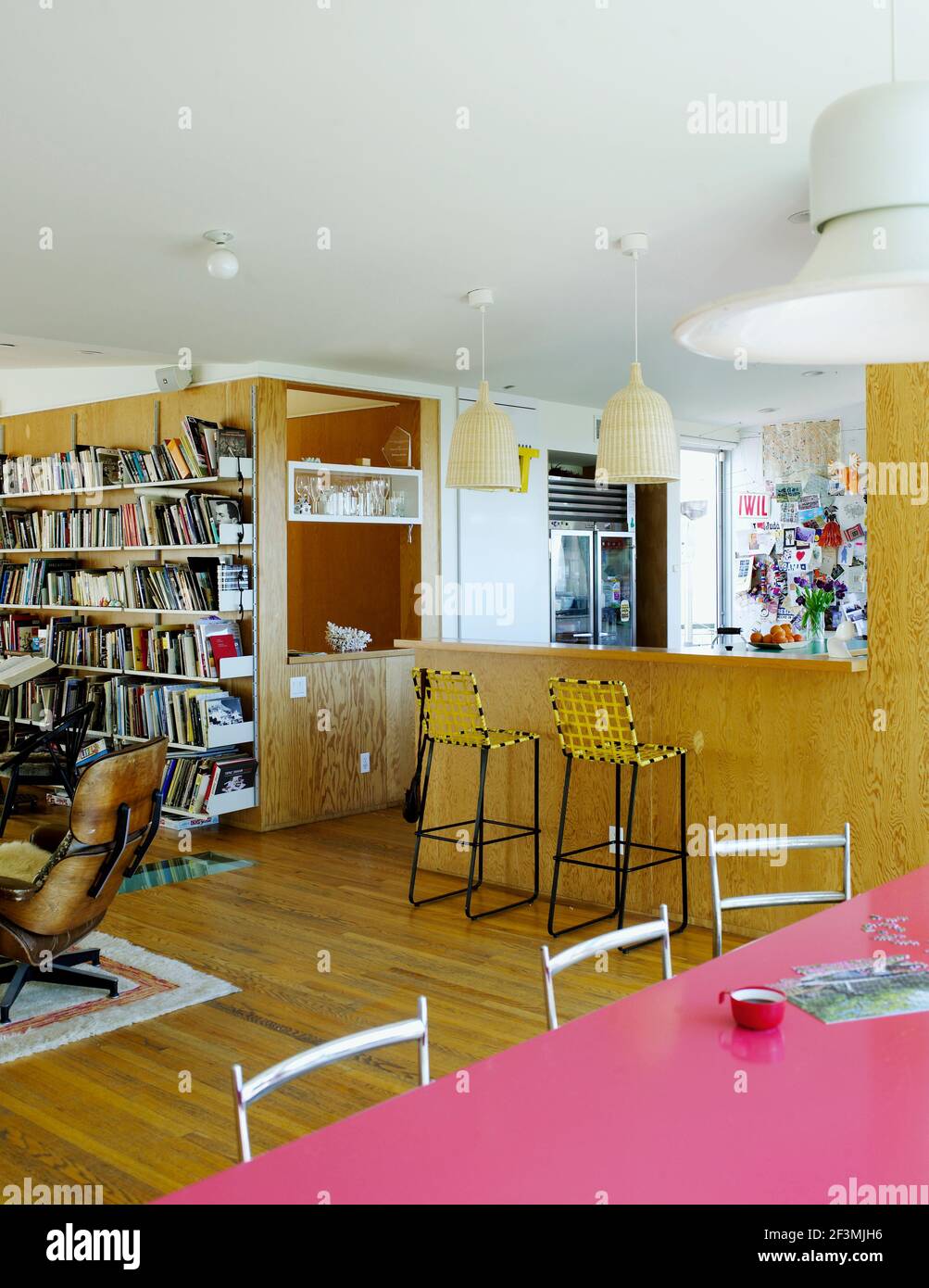 White bar stools at breakfast bar hires stock photography and images