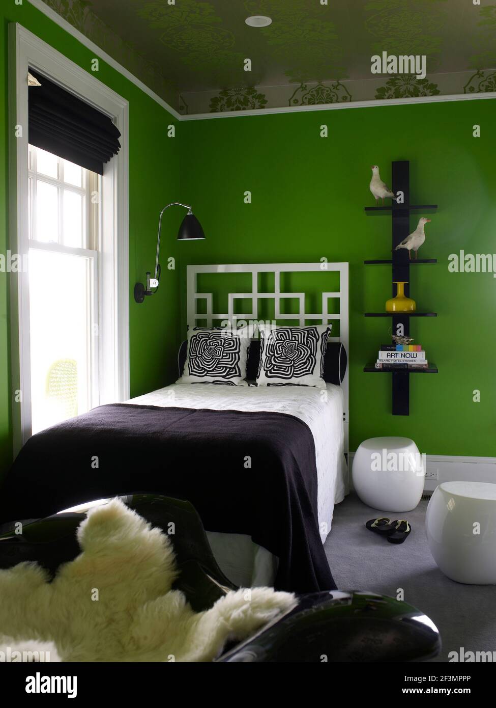 Interiors bedroom bed wallpaper hi-res stock photography and images - Alamy, image size:975x1390