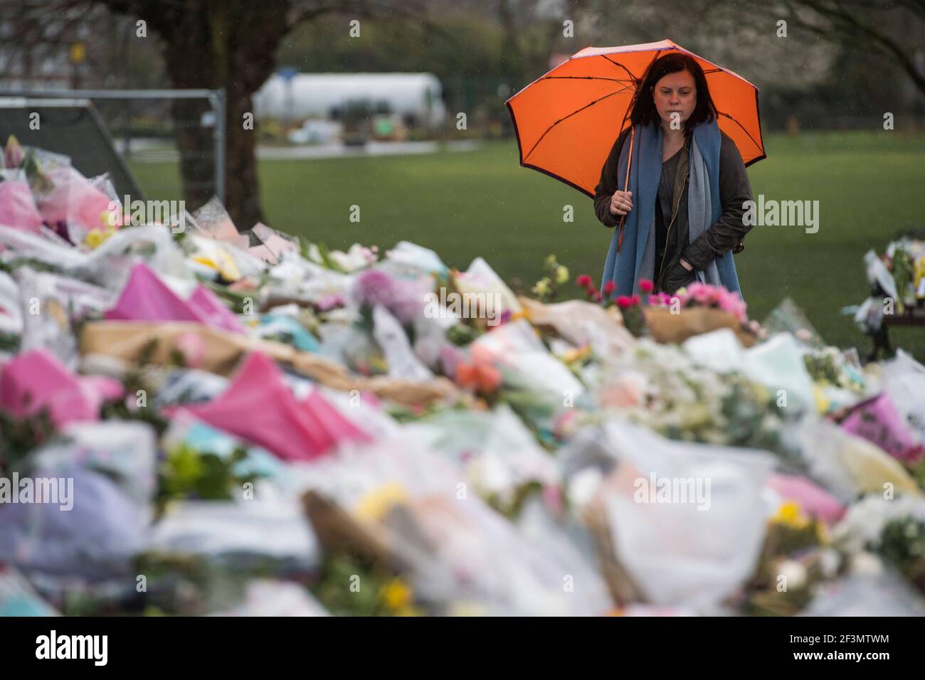 A woman looks at floral tributes left next to the bandstand in Clapham Common, London, for Sarah Everard. Pc Wayne Couzens, 48, appeared at the Old Bailey in London charged with the kidnap and murder of the 33-year-old. Picture date: Tuesday March 16, 2021. Stock Photo