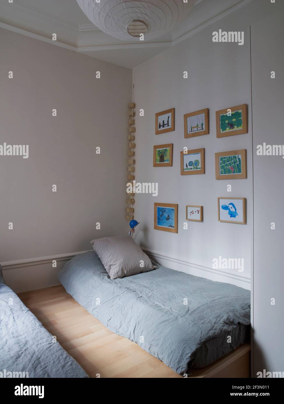 Double bed in corner of room best sale