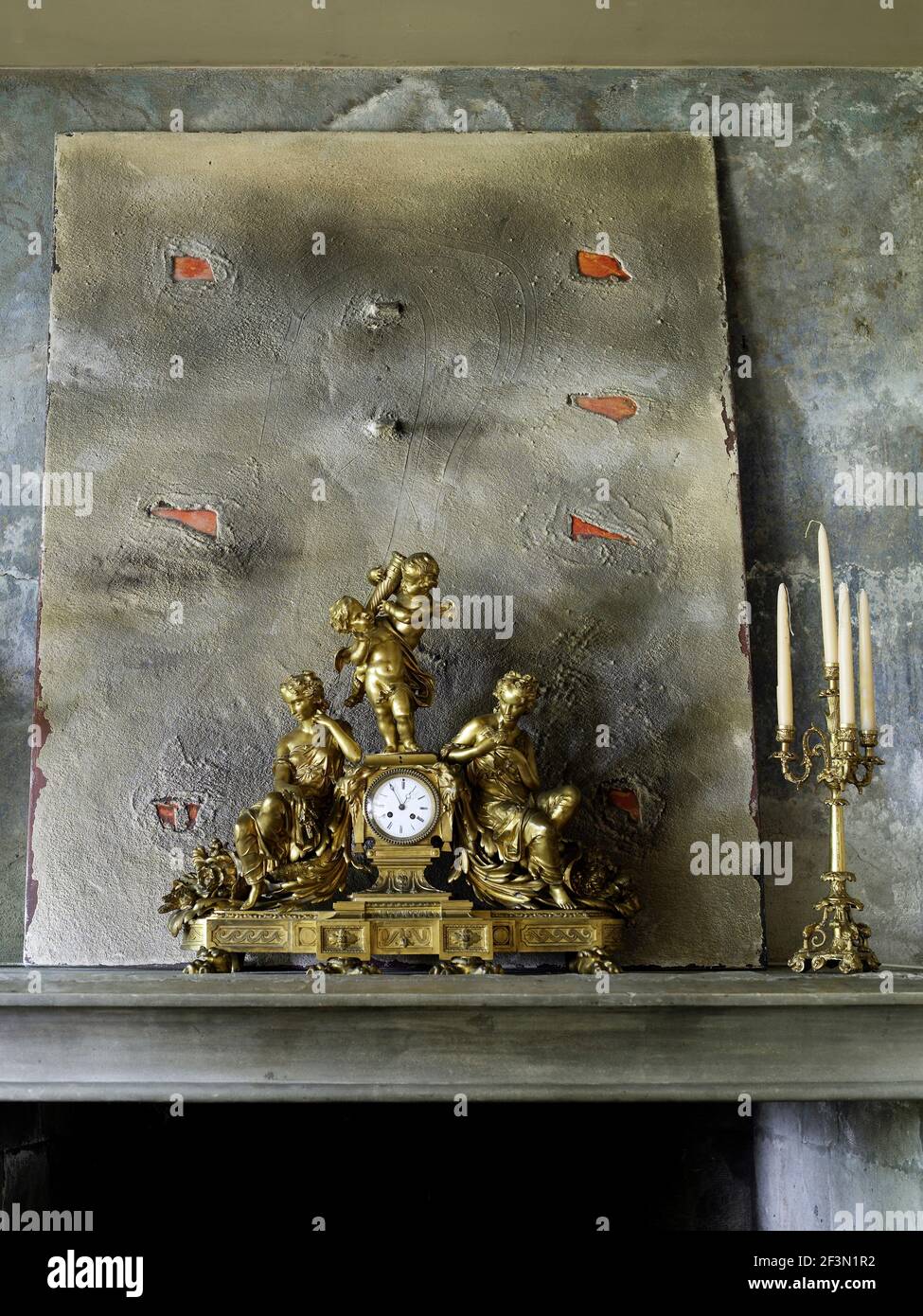 Clock on the mantelpiece hires stock photography and images Alamy — free download