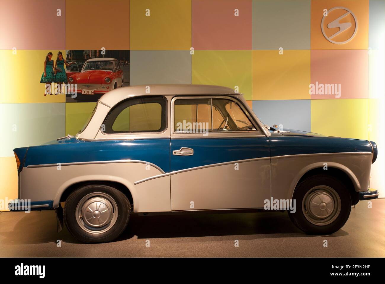 Trabant P50 Trotteur 1958 Bleu Clair Modèle de Voiture Blanc 1:18 Solido 3663506029172