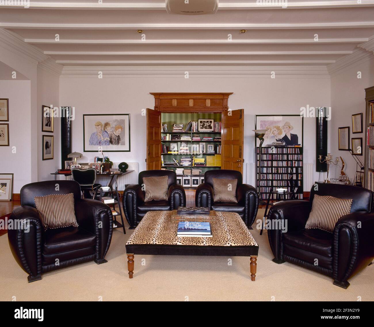 Traditional style sitting room, leather armchairs, leopard print table