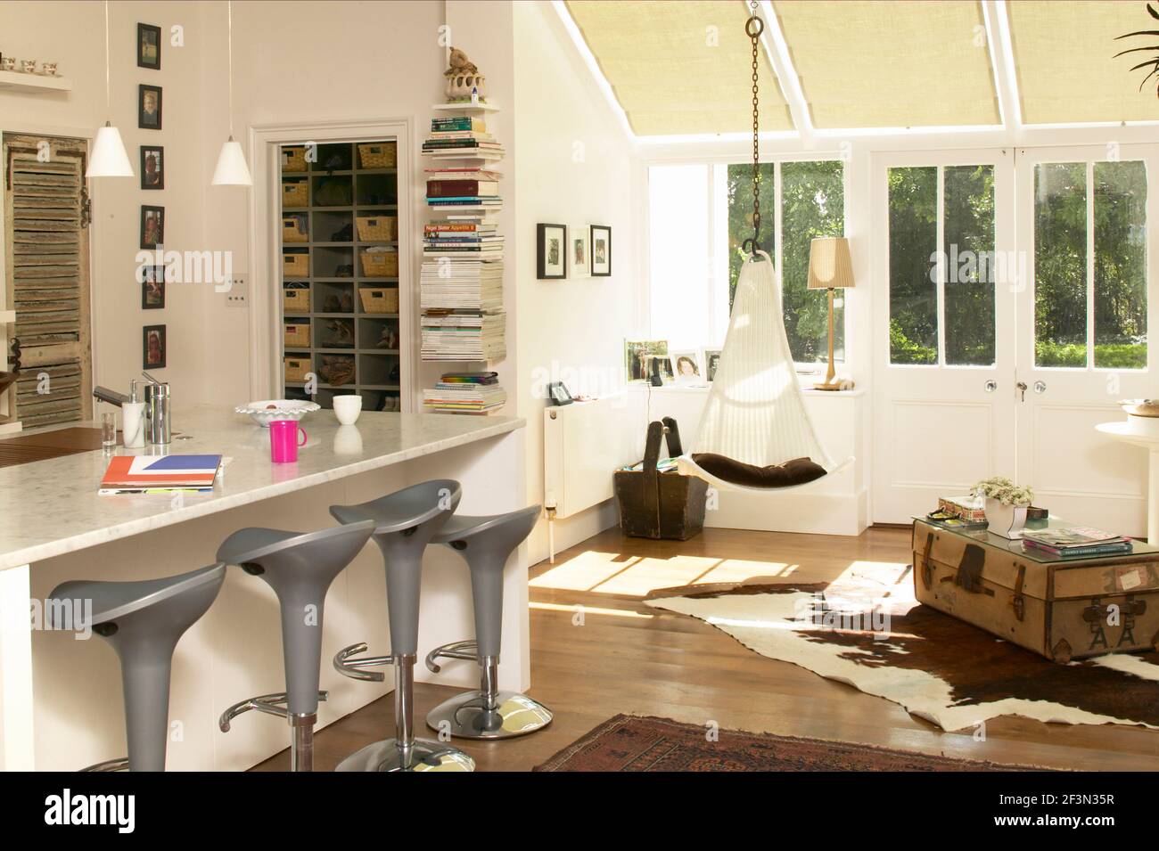 Kitchen showing island and breakfast bar Stock Photo - Alamy