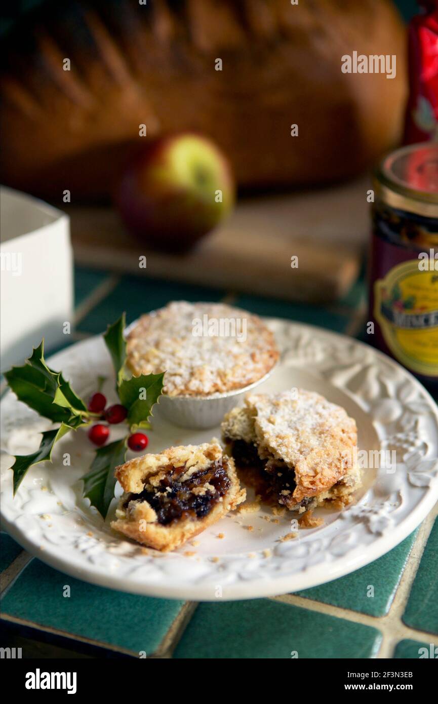 Close up of mince pies with sprig of holly Stock Photo - Alamy