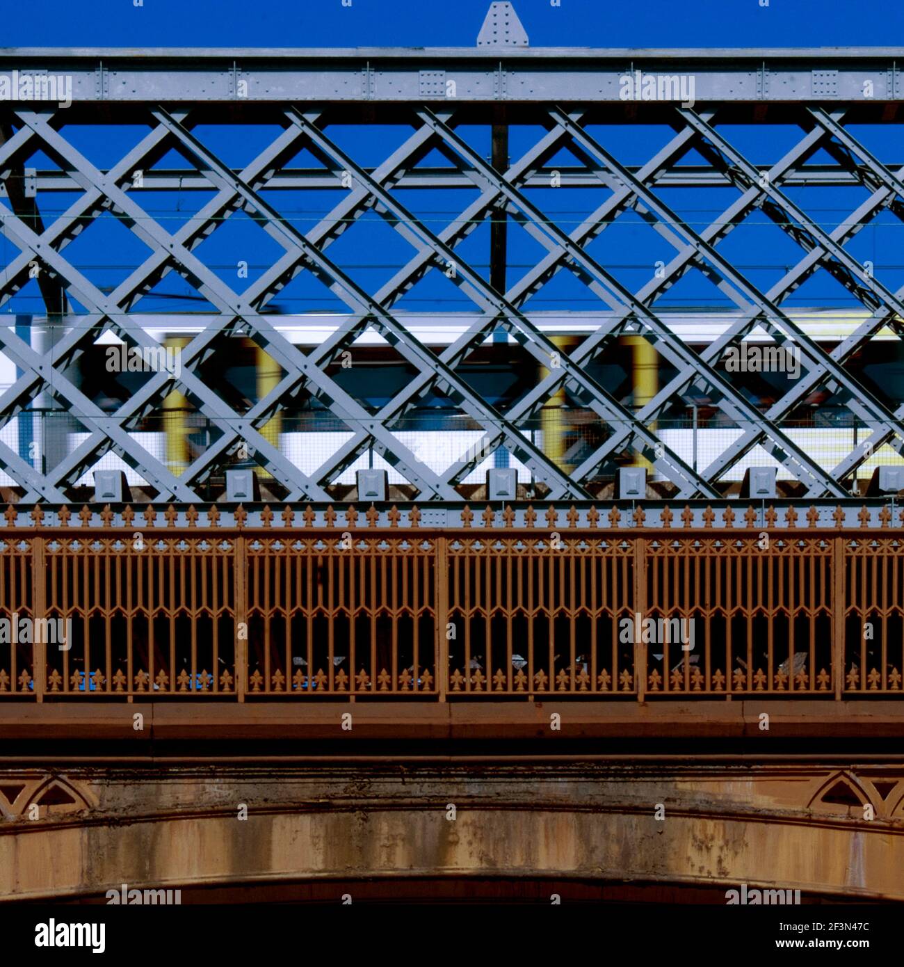 Castlefield District Manchester. Cast Iron Bridge of the Southern Viaduct spanning the Rochdale Canal | Architect: William Baker 1849 | Designer: Manc Stock Photo