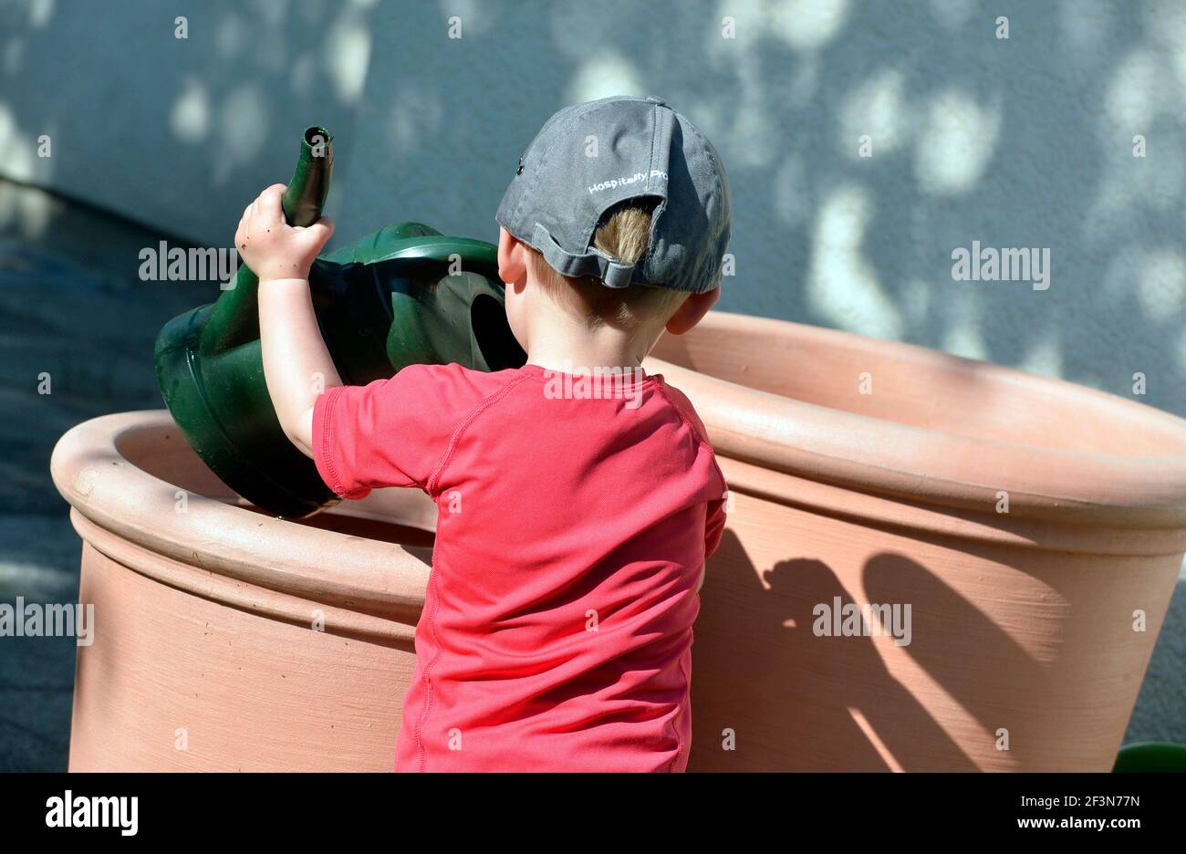 09 May 2018, Saxony, Leipzig: Watering flowers, fruit and vegetables. A little boy helps out in grandma and grandpa's garden. Photo: Volkmar Heinz/dpa-Zentralbild/ZB Stock Photo