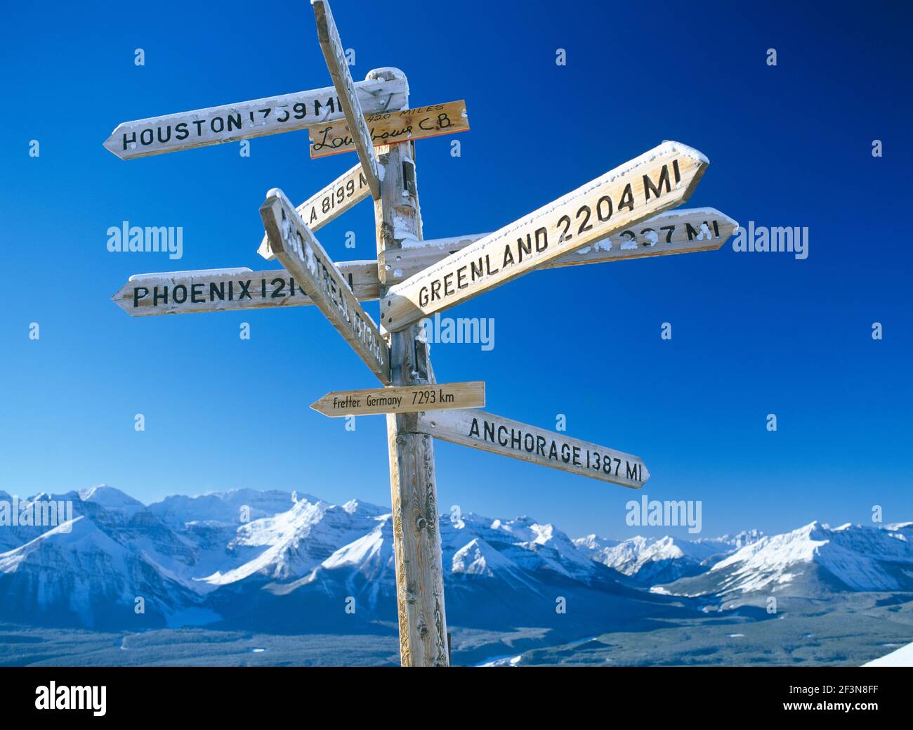 The Top of the World Chair chair lift ride up to the mountain top of the winter sports resort at Lake Louise has a signpost with names and distances o Stock Photo