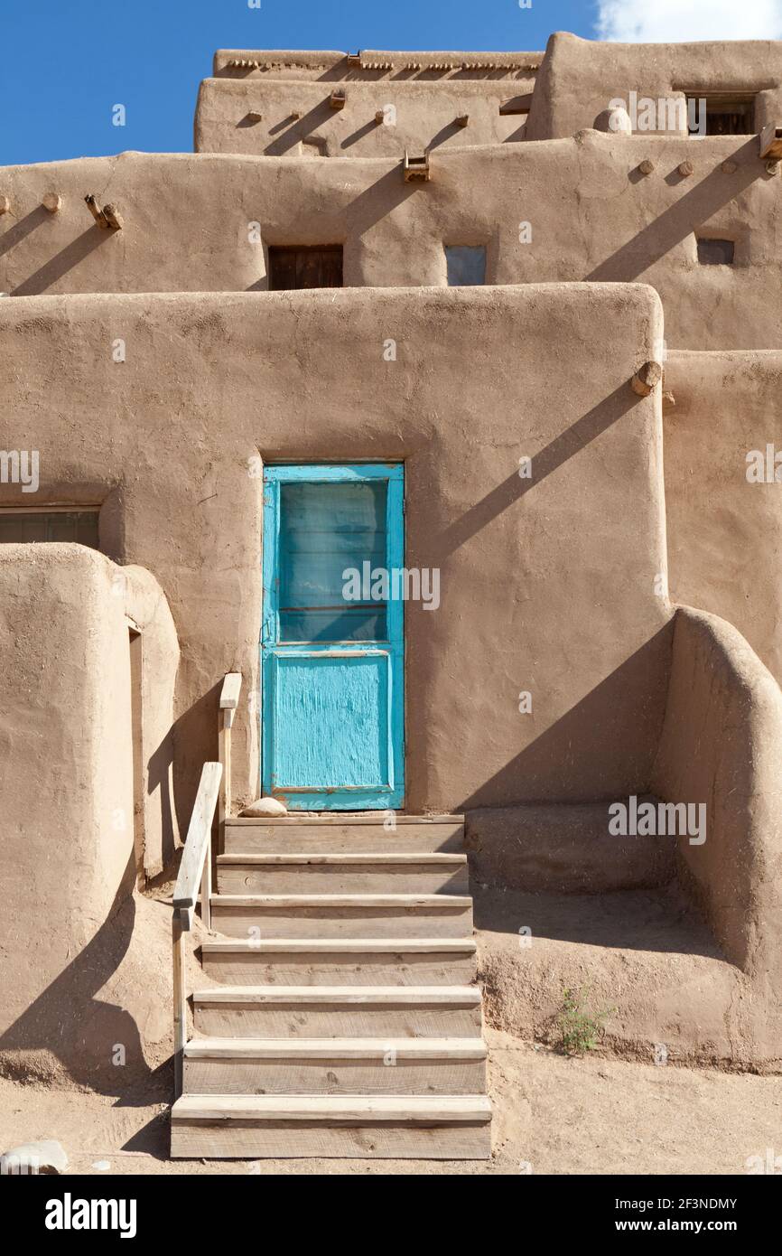 ancient-mudbrick-adobe-houses-in-taos-pueblo-new-mexico-usa-2F3NDMY.jpg