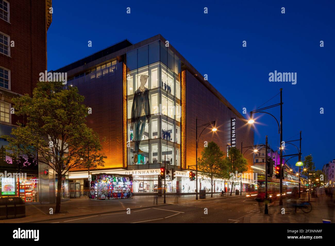 Wates Construction have remodelled an existing 1960's building for British Land on Oxford Steet in London, using Kinetic Facades and new full height g Stock Photo