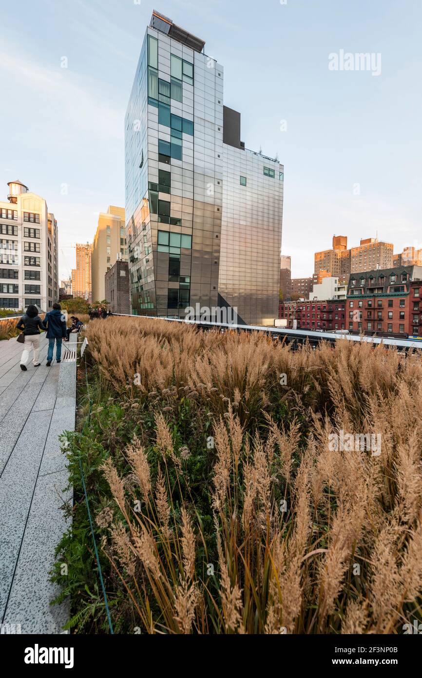 High line public park hi-res stock photography and images - Alamy