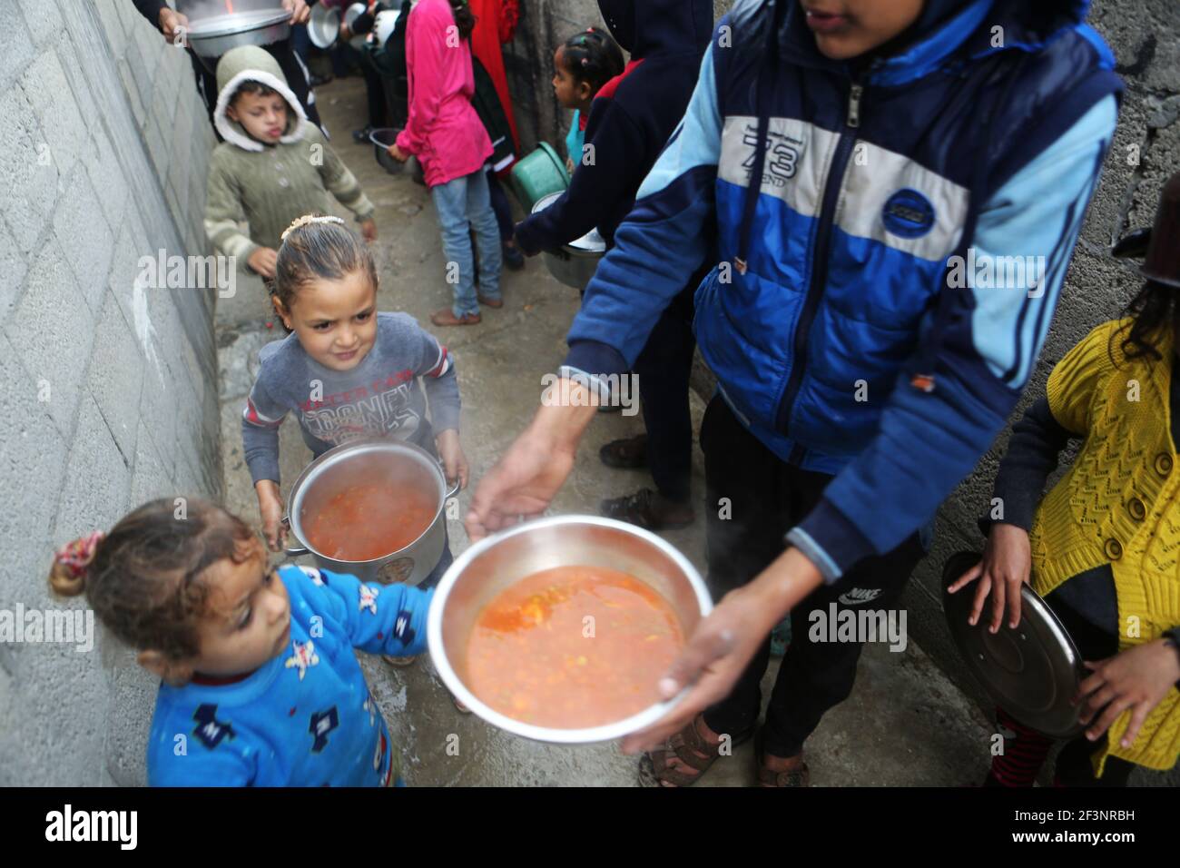 Food aid distribution for needy families in Gaza Stock Photo Alamy