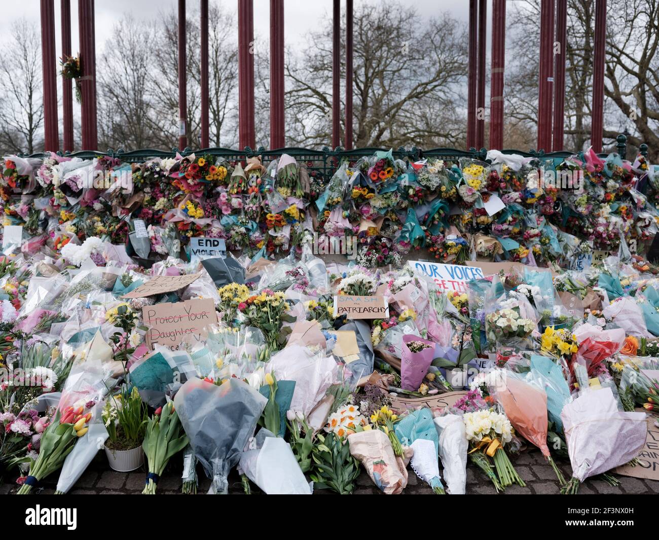 Flowers, candles and messages left by mourners of Sarah Everard at the bandstand in Clapham Common, March 14, 2021. Stock Photo