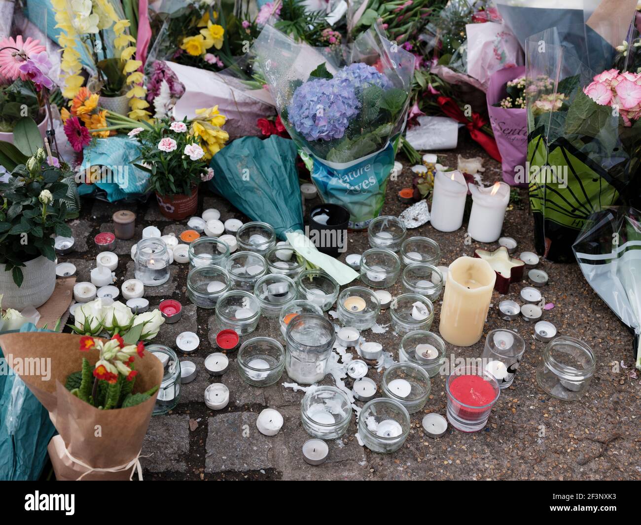 Flowers, candles and messages left by mourners of Sarah Everard at the bandstand in Clapham Common, March 14, 2021. Stock Photo