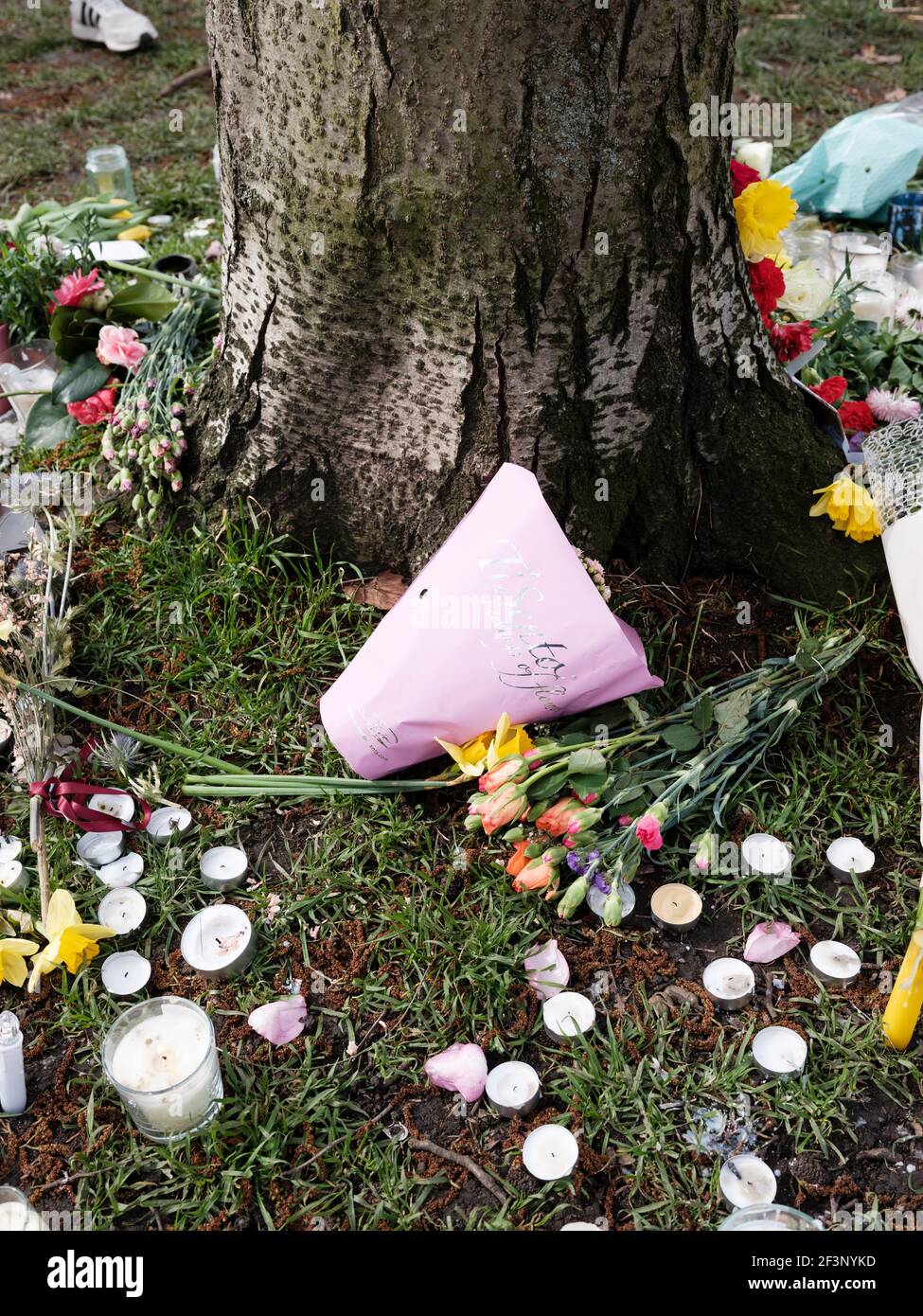Flowers, candles and messages left by mourners of Sarah Everard in Clapham Common, March 14, 2021. Stock Photo