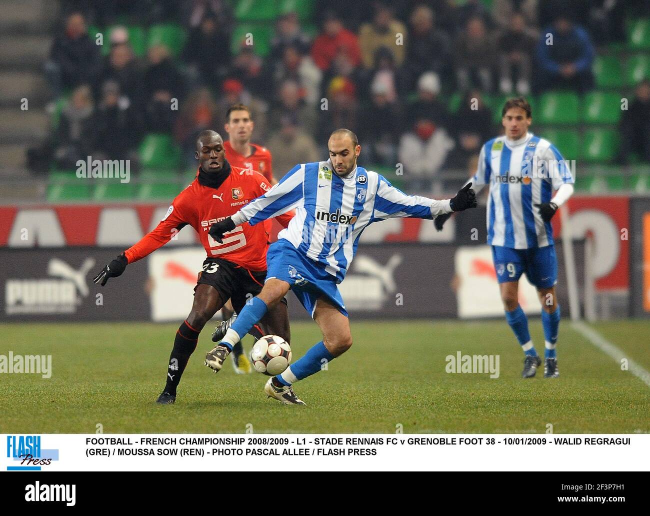 FOOTBALL - FRENCH CHAMPIONSHIP 2008/2009 - L1 - STADE RENNAIS FC v GRENOBLE  FOOT 38 - 10/01/2009 - WALID REGRAGUI (GRE) / MOUSSA SOW (REN) - PHOTO  PASCAL ALLEE / FLASH PRESS Stock Photo - Alamy