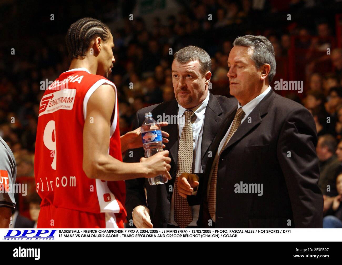BASKETBALL - FRENCH CHAMPIONSHIP PRO A 2004/2005 - LE MANS (FRA) - 13/02/2005 - PHOTO: PASCAL ALLEE / HOT SPORTS / DPPI LE MANS VS CHALON-SUR-SAONE - THABO SEFOLOSHA AND GREGOR BEUGNOT (CHALON) / COACH Stock Photo