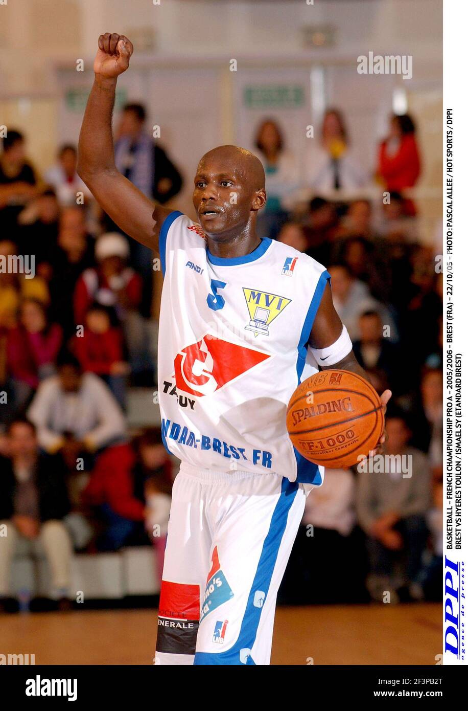 BASKETBALL - FRENCH CHAMPIONSHIP PRO A - 2005/2006 - BREST (FRA) - 22/10/05  - PHOTO : PASCAL ALLEE / HOT SPORTS / DPPI BREST VS HYERES TOULON / ISMAEL  SY (ETANDARD BREST Stock Photo - Alamy