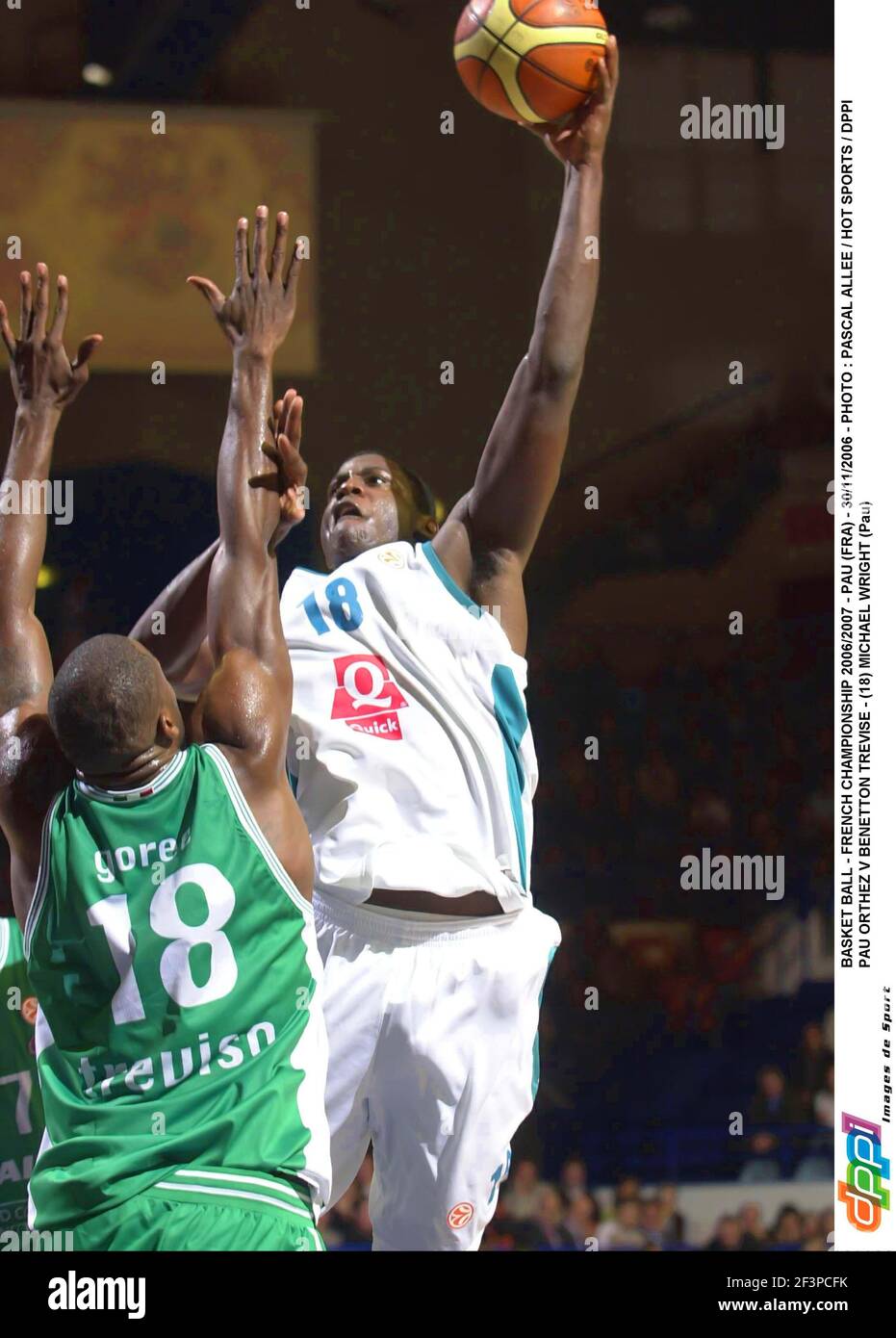 BASKET BALL - FRENCH CHAMPIONSHIP 2006/2007 - PAU (FRA) - 30/11/2006 -  PHOTO : PASCAL ALLEE / HOT SPORTS / DPPI PAU ORTHEZ V BENETTON TREVISE -  (18) MICHAEL WRIGHT (Pau Stock Photo - Alamy