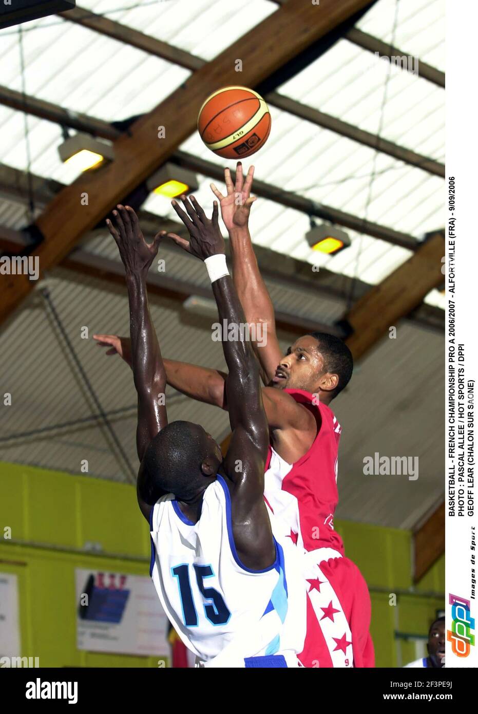 BASKETBALL - FRENCH CHAMPIONSHIP PRO A 2006/2007 - ALFORTVILLE (FRA) -  9/09/2006 PHOTO : PASCAL ALLEE / HOT SPORTS / DPPI GEOFF LEAR (CHALON SUR  SAONE) 15 NDongo N?DIAYE PARIS BASKET 2006/2007