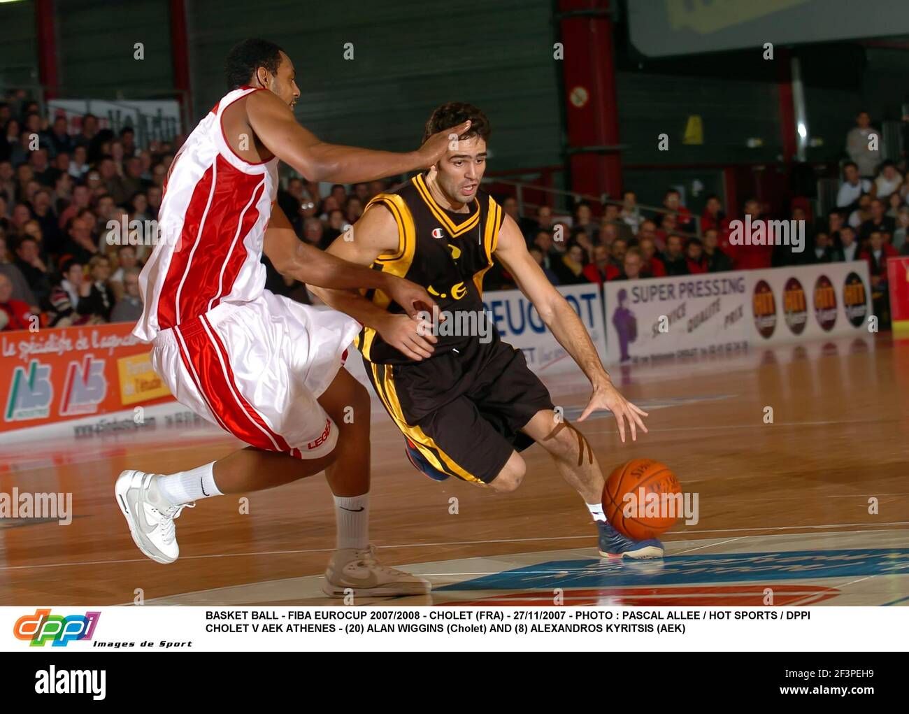 BASKET BALL - FIBA EUROCUP 2007/2008 - CHOLET (FRA) - 27/11/2007 - PHOTO :  PASCAL ALLEE / HOT SPORTS / DPPI CHOLET V AEK ATHENES - (20) ALAN WIGGINS  (Cholet) AND (8) ALEXANDROS KYRITSIS (AEK Stock Photo - Alamy