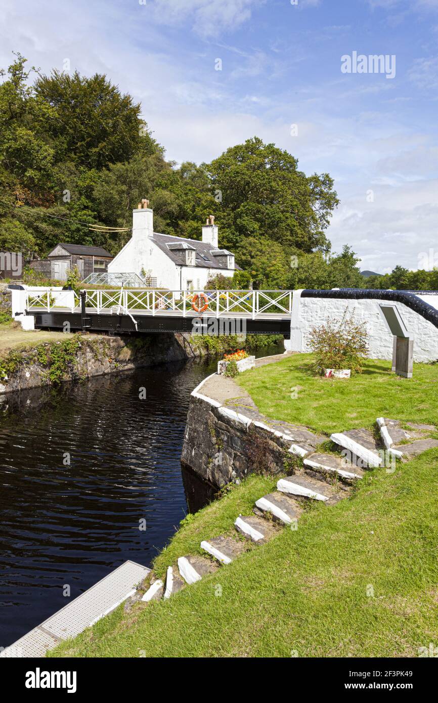 The Crinan Canal - Crinan Swing Bridge & cottage at Crinan, Knapdale, Argyll & Bute, Scotland UK Stock Photo