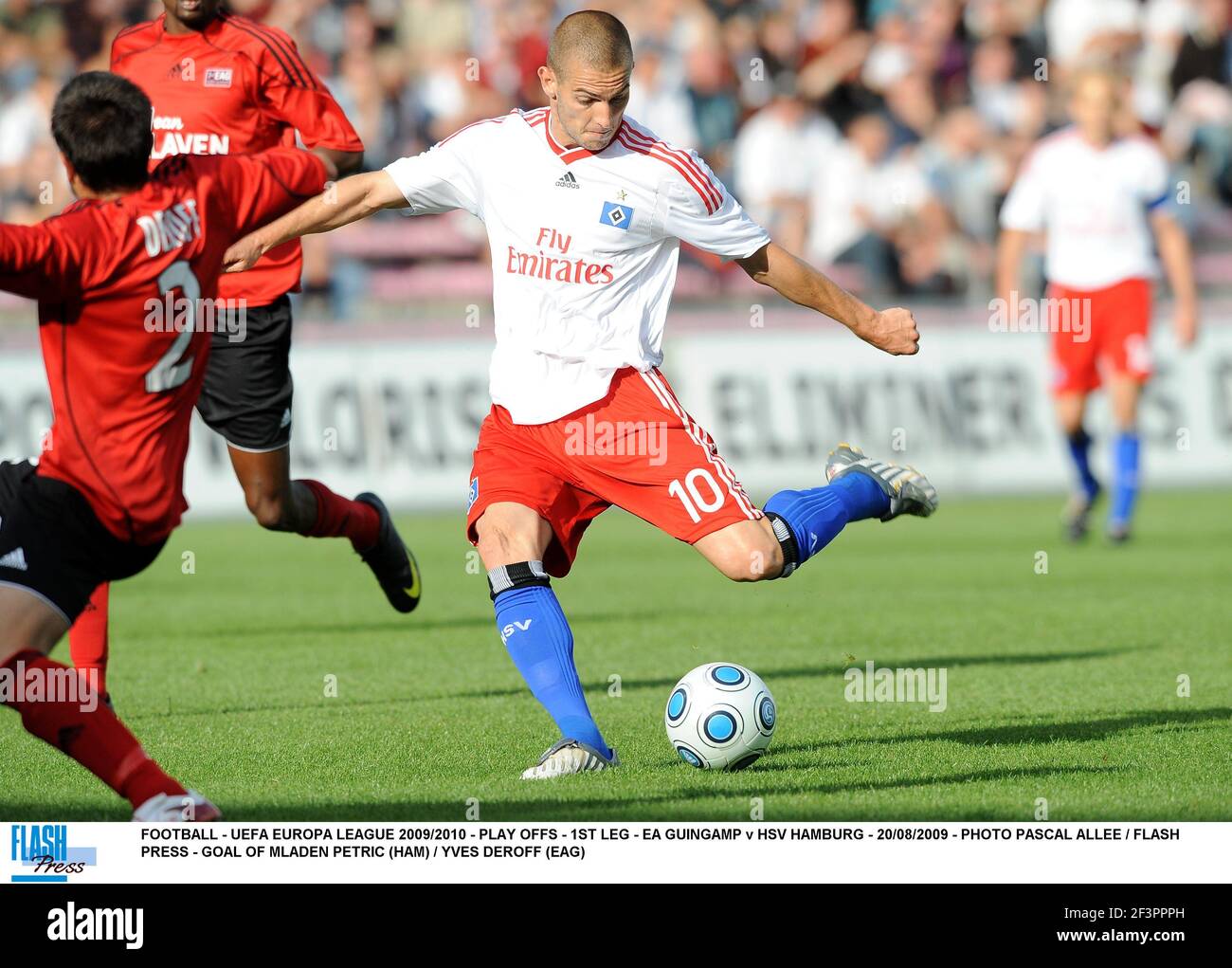 FOOTBALL - UEFA EUROPA LEAGUE 2009/2010 - PLAY OFFS - 1ST LEG - EA GUINGAMP  v HSV HAMBURG - 20/08/2009 - PHOTO PASCAL ALLEE / FLASH PRESS - GOAL OF  MLADEN PETRIC (HAM) / YVES DEROFF (EAG Stock Photo - Alamy