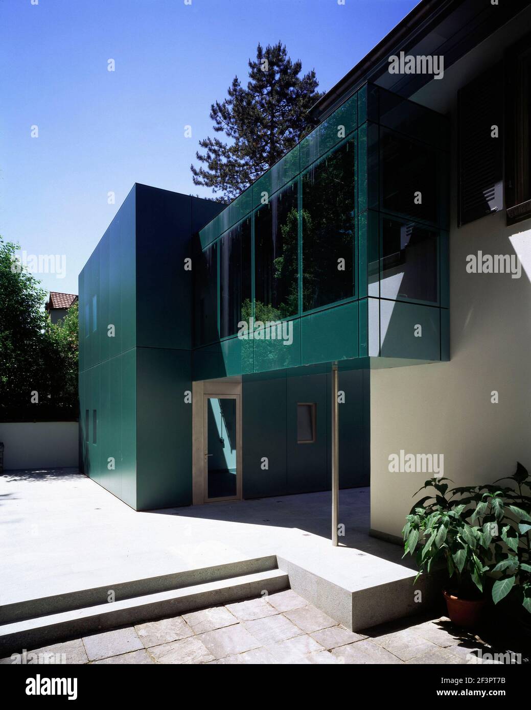 Wohnhausanbau Jeuny in Binningen, Schweiz,Eingang,WIWAG Architekten, Basel Stock Photo