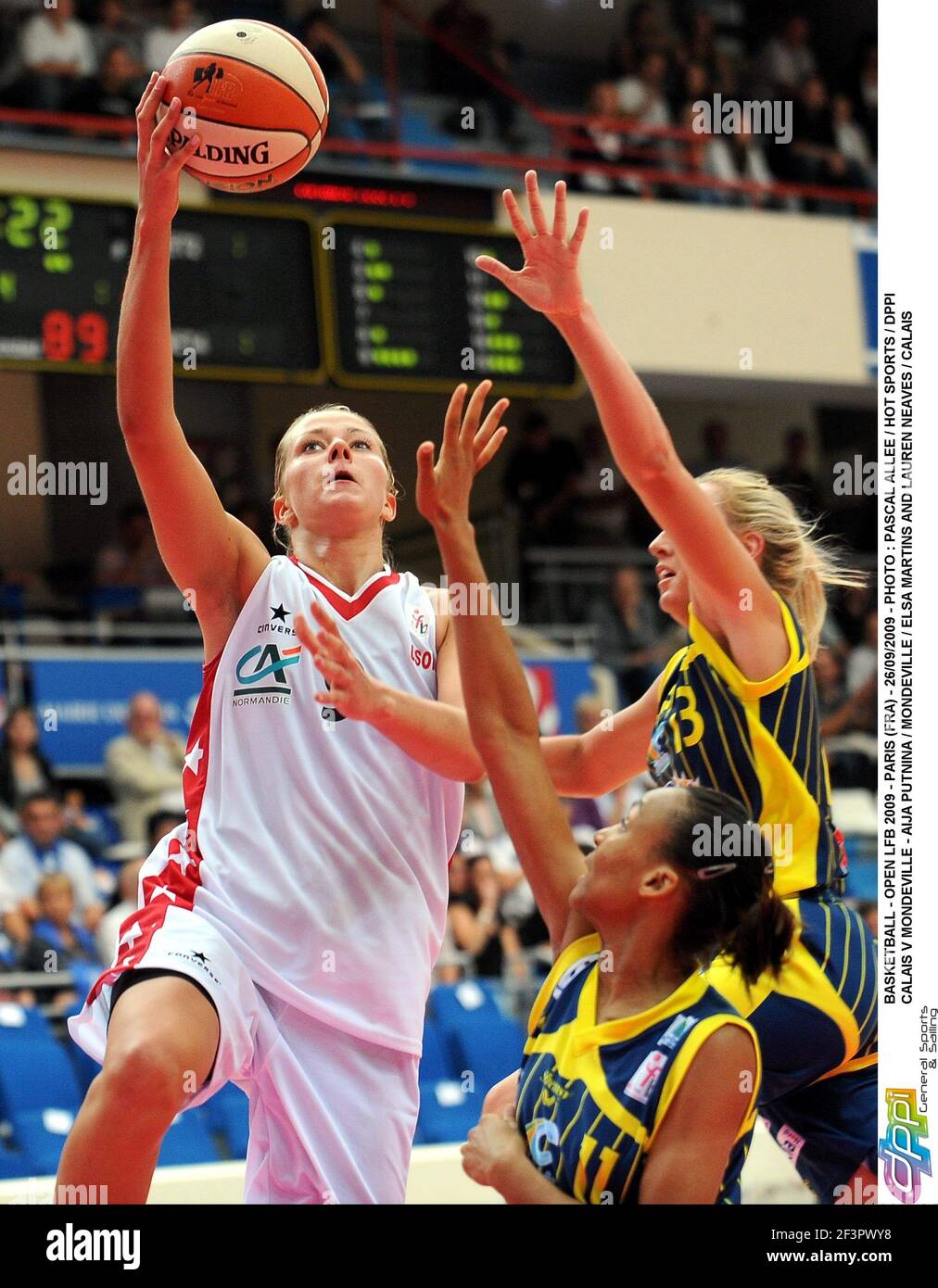 BASKETBALL - OPEN LFB 2009 - PARIS (FRA) - 26/09/2009 - PHOTO : PASCAL  ALLEE / HOT SPORTS / DPPICALAIS V MONDEVILLE - AIJA PUTNINA / MONDEVILLE /  ELSA MARTINS AND LAUREN NEAVES / CALAIS Stock Photo - Alamy