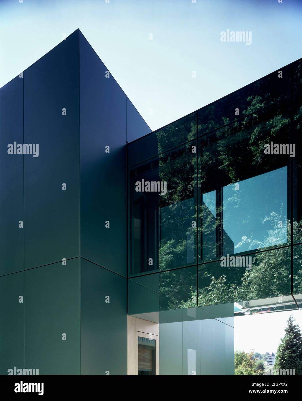 Wohnhausanbau Jeuny in Binningen, Schweiz,Verbindungsgang,WIWAG Architekten, Basel Stock Photo