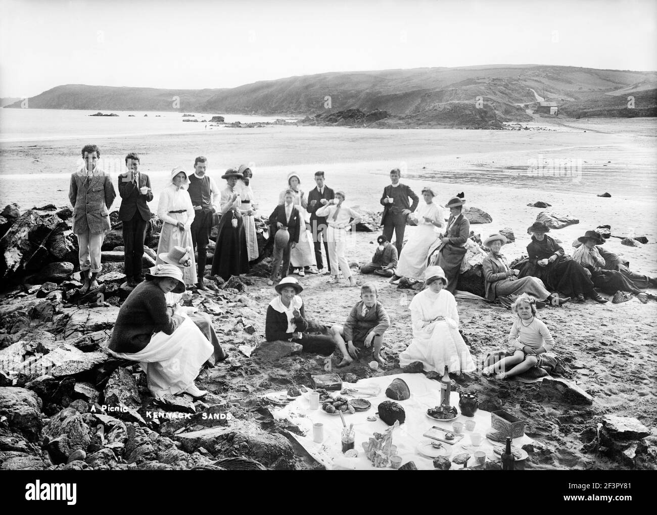 KENNACK SANDS, St Keverne, Cornwall. A group having a picnic on the beach at Kennack. Photographed by Alfred Newton and Son between 1896 and 1914. Stock Photo