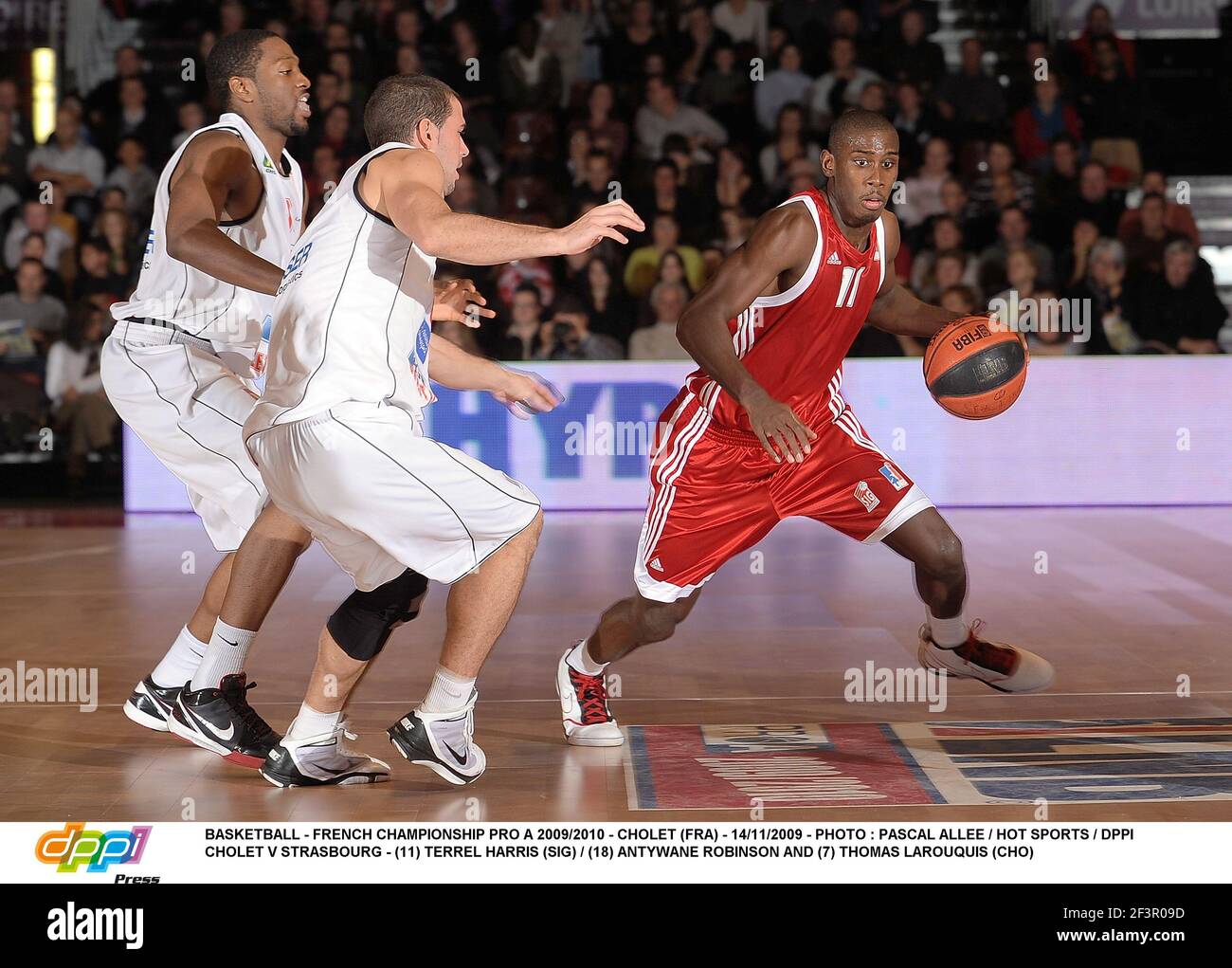 BASKETBALL - FRENCH CHAMPIONSHIP PRO A 2009/2010 - CHOLET (FRA) -  14/11/2009 - PHOTO : PASCAL ALLEE / HOT SPORTS / DPPICHOLET V STRASBOURG -  (11) TERREL HARRIS (SIG) / (18) ANTYWANE ROBINSON AND (7) THOMAS LAROUQUIS  (CHO Stock Photo - Alamy
