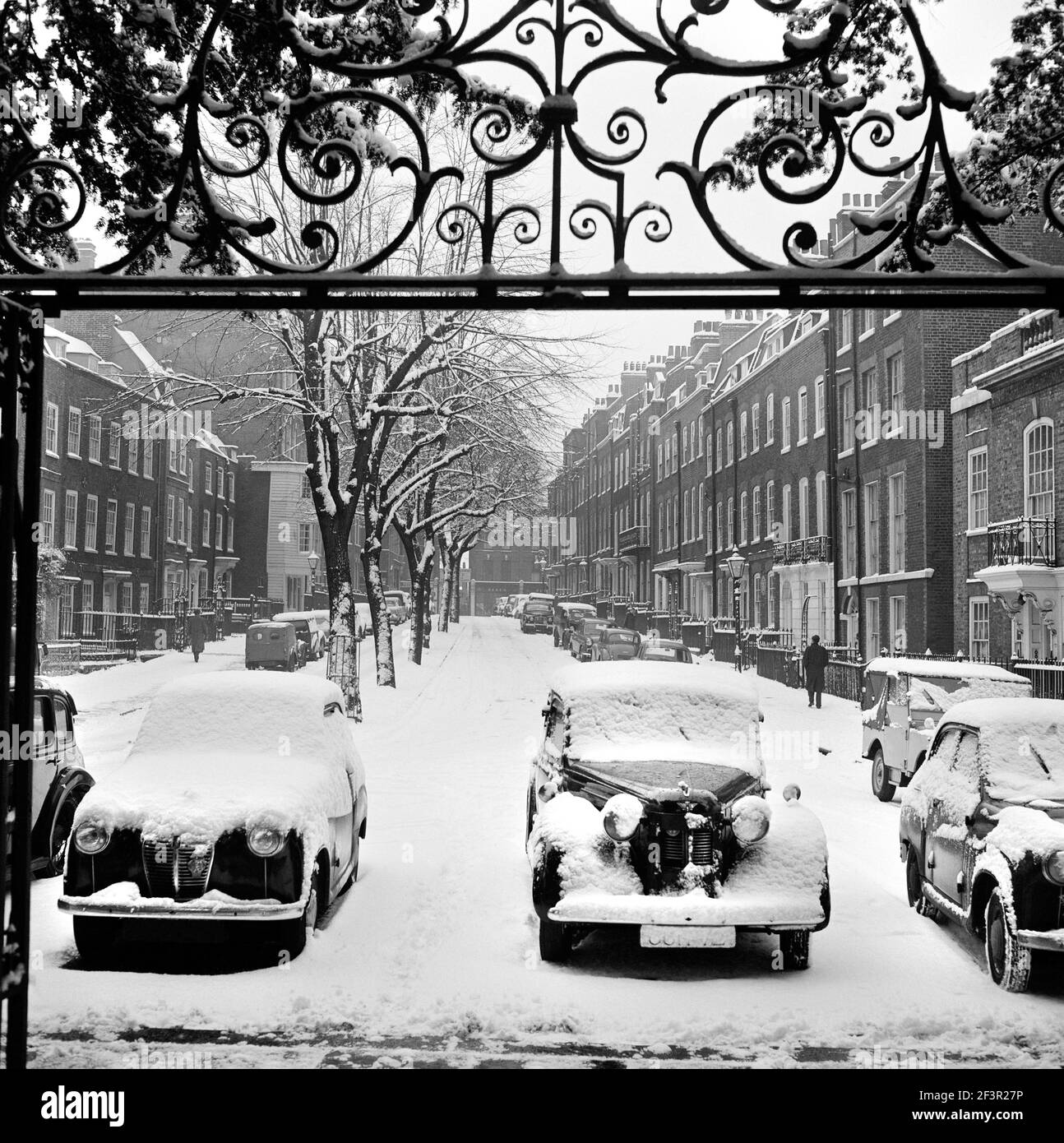 CHURCH ROW, Hampstead, London. A street view in the snow looking east along the middle of Church Row, with a row of snow covered cars parked in the fo Stock Photo