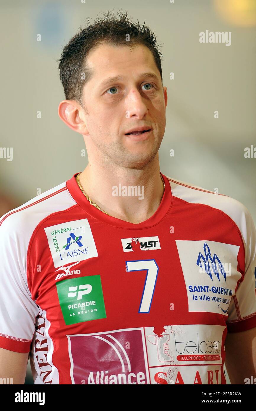 VOLLEYBALL - FRENCH CHAMPIONSHIP D1 MEN 2009/2010 - PARIS (FRA) -  31/01/2010 - PHOTO : PASCAL ALLEE / HOT SPORTS / DPPIRENNES V ST QUENTIN -  DARIO DUKIC ( ST QUENTIN Stock Photo - Alamy