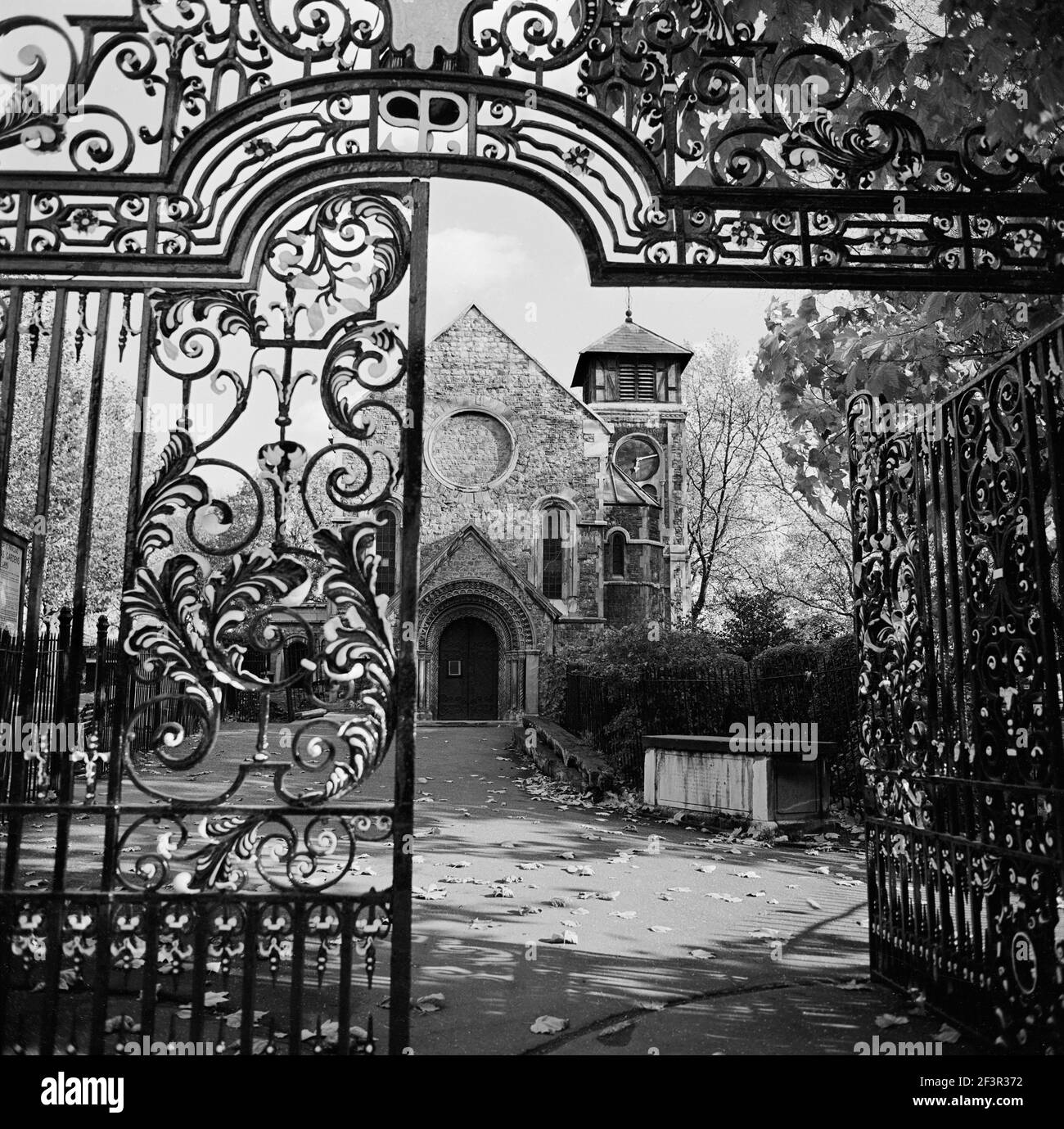 ST PANCRAS OLD CHURCH, Camden Town, London. A view through the wrought iron gateway leading into St Pancras Gardens. Photograph by John Gay. Date rang Stock Photo