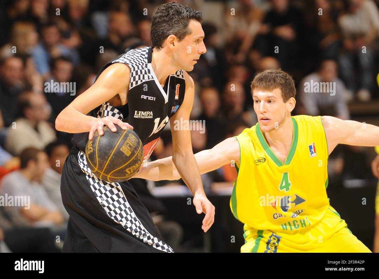 BASKETBALL - SEMAINE DES AS 2010 - VILLEURBANNE (FRA) - 18 TO 21/02/2010 -  PHOTO : PASCAL ALLEE / HOT SPORTS / DPPI - LAURENT SCIARRA (ORLEANS) /  ANTOINE EITO (VICHY Stock Photo - Alamy