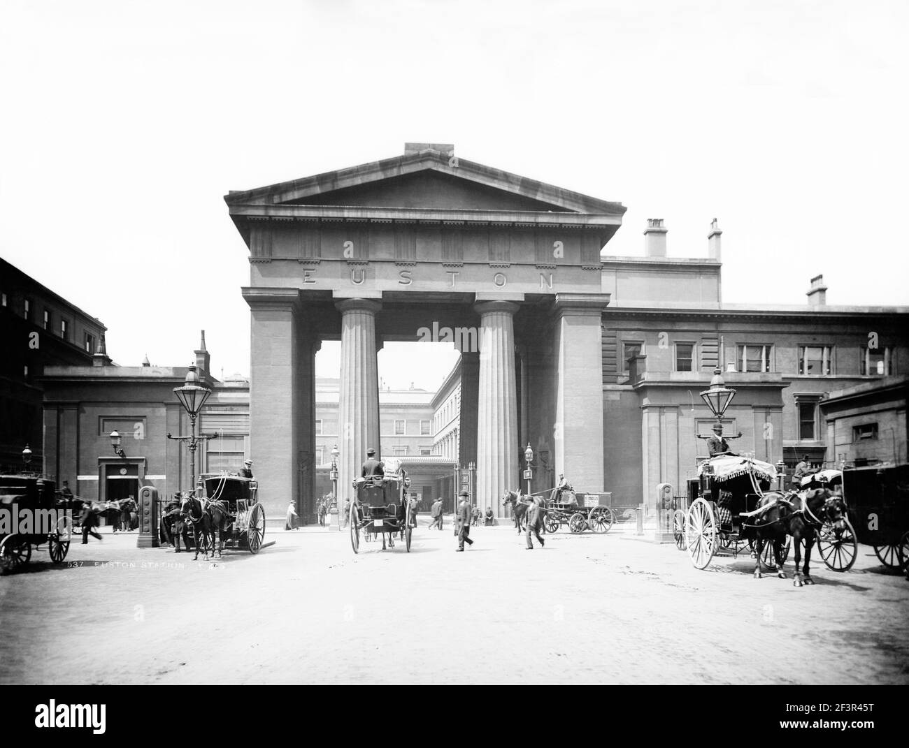 EUSTON ARCH, London. View of the arch at Euston Station with horse-drawn vehicles in the foreground. The arch was built by Philip Hardwick in 1838 and Stock Photo