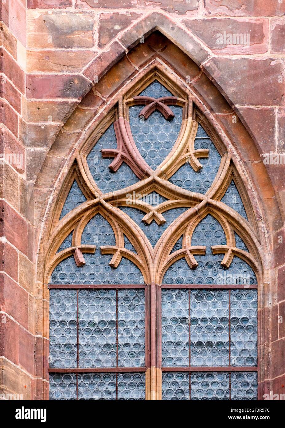 Ma?werkdetail eines Fensters der Heimhoferkapelle, Freiburg, M¸nster Unserer Lieben Frau Stock Photo