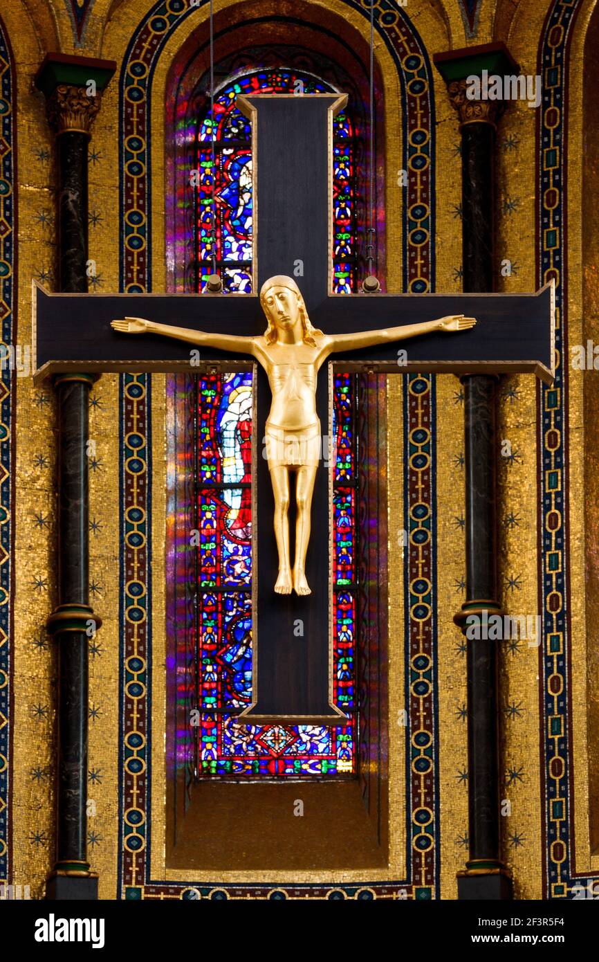 Hamburg, Neuer Mariendom. Triumpfkreuz. Das Gotteshaus wurde 1893 als rˆmisch-katholische Pfarrkirche der Stadt Hamburg im neoromanischen Stil mit zwe Stock Photo