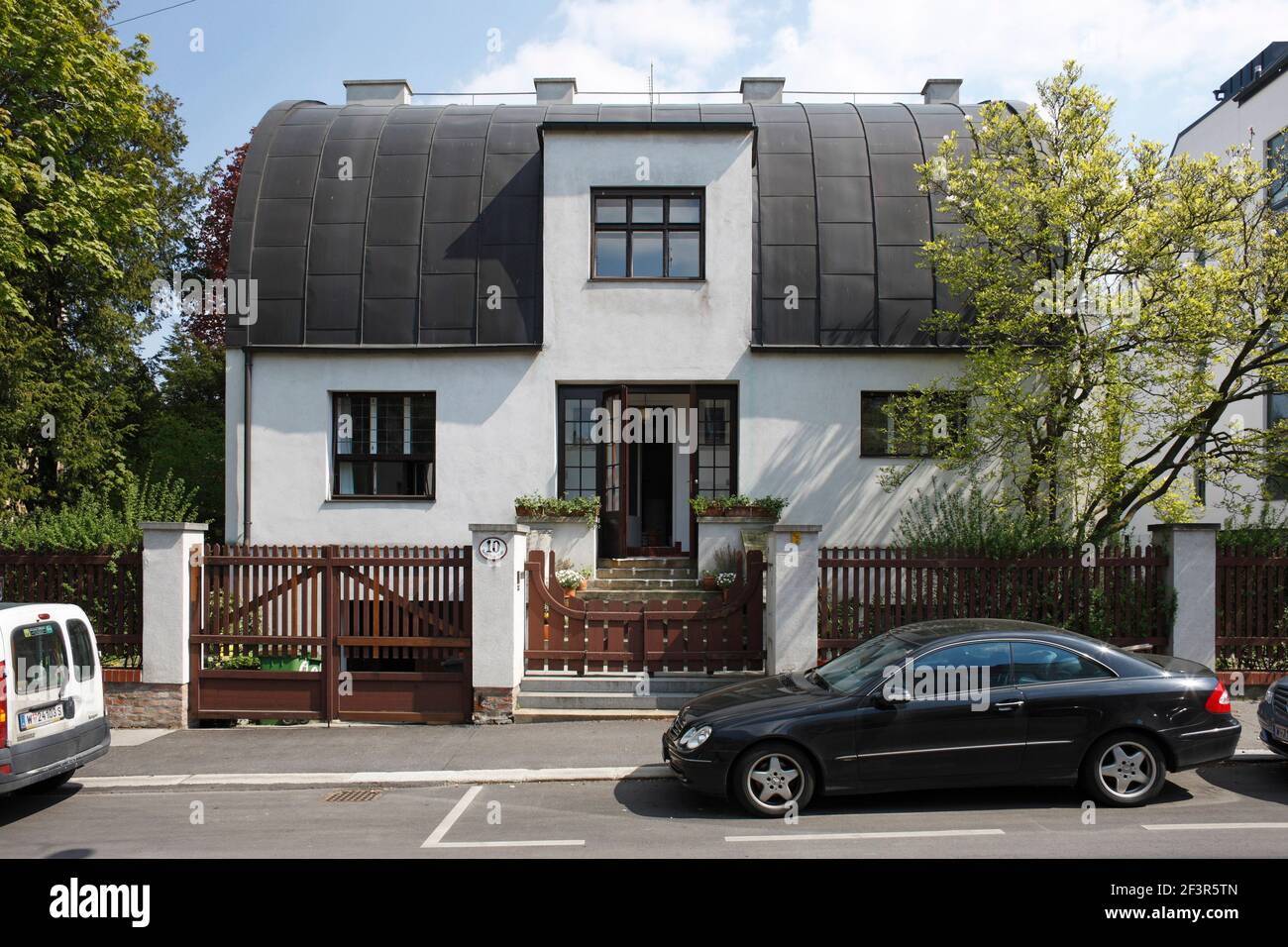 Smooth white stucco facade, one quarter round roof, Steiner House, Adolf Loos, Vienna, Austria Stock Photo