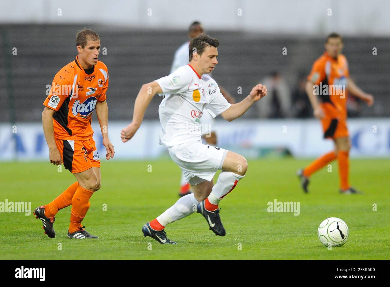 FOOTBALL - FRENCH CHAMPIONSHIP 2009/2010 - L2 - STADE LAVALLOIS v STADE BRESTOIS - 14/05/2010 - PHOTO PASCAL ALLEE / DPPI - ROMAIN POYET (BREST) / JEROME LEBOUC (LAVAL) Stock Photo