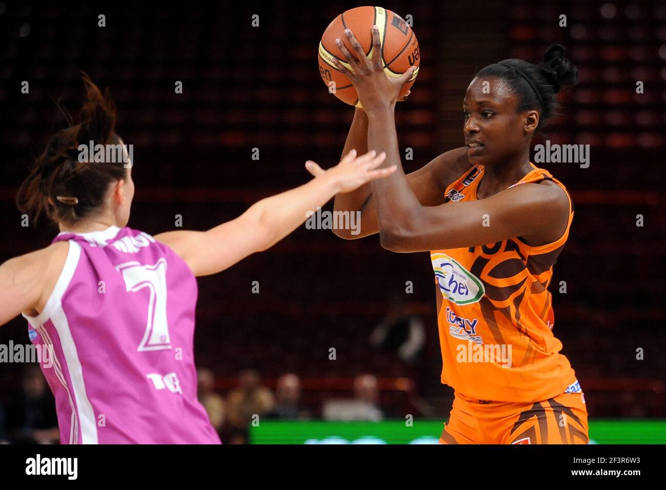 BASKETBALL - FRENCH CUP 2010 - PARIS BERCY (FRA) - 16/05/2010 - PHOTO :  PASCAL ALLEE / HOT SPORTS / DPPI - FINAL WOMEN - BOURGES v TARBES -  JENNIFER DIGBEU (BOURGES) / PAULINE JANNAULT (TARBES Stock Photo - Alamy