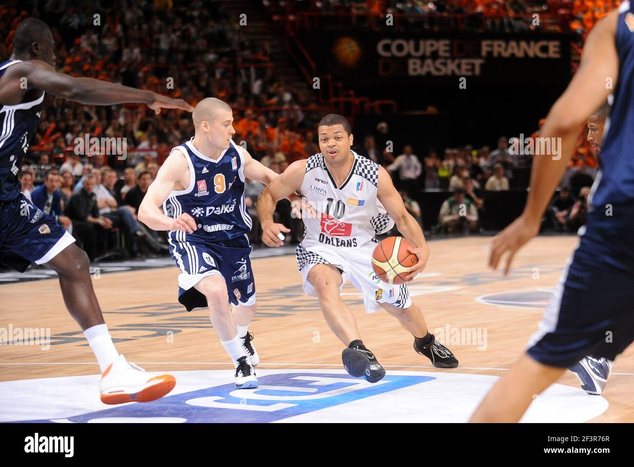 BASKETBALL - FRENCH CUP 2010 - PARIS BERCY (FRA) - 16/05/2010 - PHOTO :  PASCAL ALLEE / HOT SPORTS / DPPI - FINAL MEN - ORLEANS v  GRAVELINES-DUNKERQUE - ALDO CURTI (ORLEANS) / BEN WOODSIDE (GRAVELINES  Stock Photo - Alamy