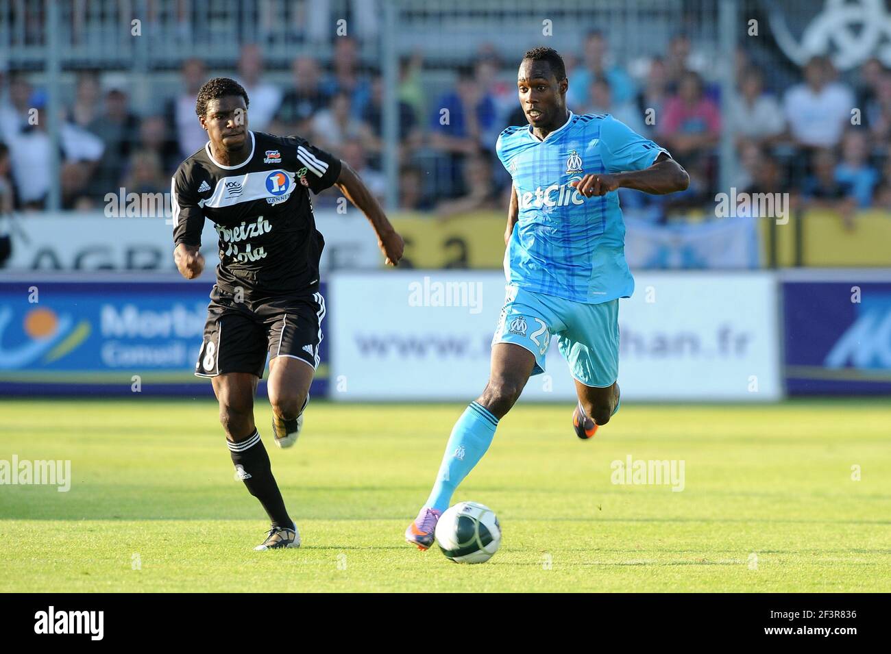FOOTBALL - FRIENDLY GAMES 2010/2011 - VANNES OC v OLYMPIQUE MARSEILLE -  09/07/2010 - PHOTO PASCAL ALLEE / DPPI - GUY GNABOUYOU (OM) / MEDDY LINA ( VAN Stock Photo - Alamy