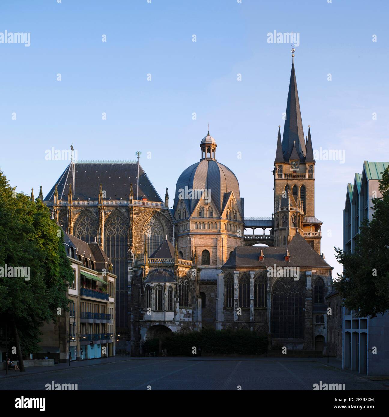 Blick von Norden (vom Rathaus) ¸ber den Katschhof, Aachen, M¸nster (Pfalzkapelle) Stock Photo