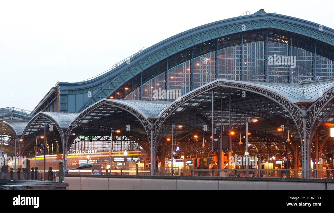 Bahnsteighalle von 1894, davor moderne Bahnsteig¸berdachung von Busmann & Haberer mit einfahrendem Zug, Kˆln, Hauptbahnhof Stock Photo